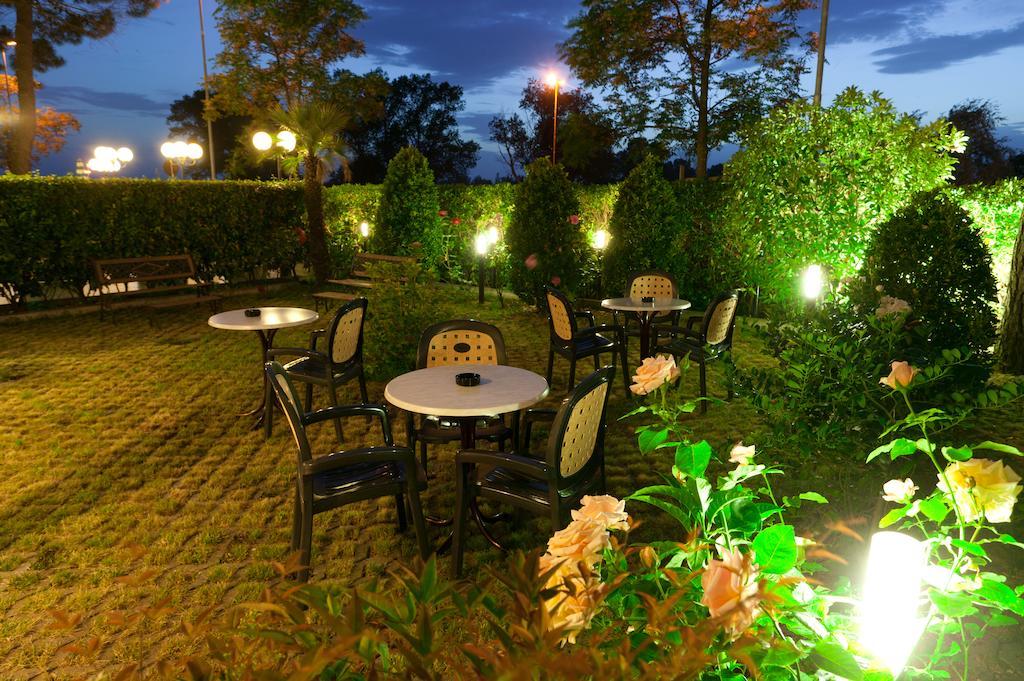 Hotel Globus Cesenatico Exterior photo